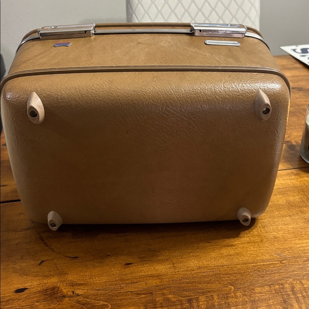 American Tourister Train Case W/ Key - Picture 4 of 6